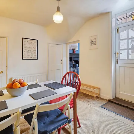 Host & - Clarence Place *