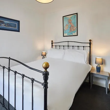 Host & - Clarence Place *