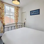 Host & - Clarence Place * Whitby