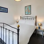Host & - Clarence Place *