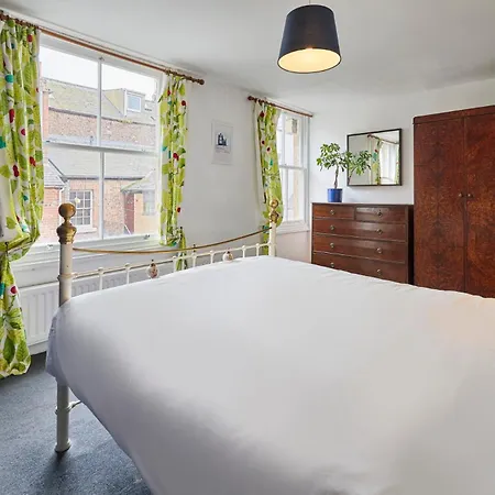 Host & - Clarence Place *